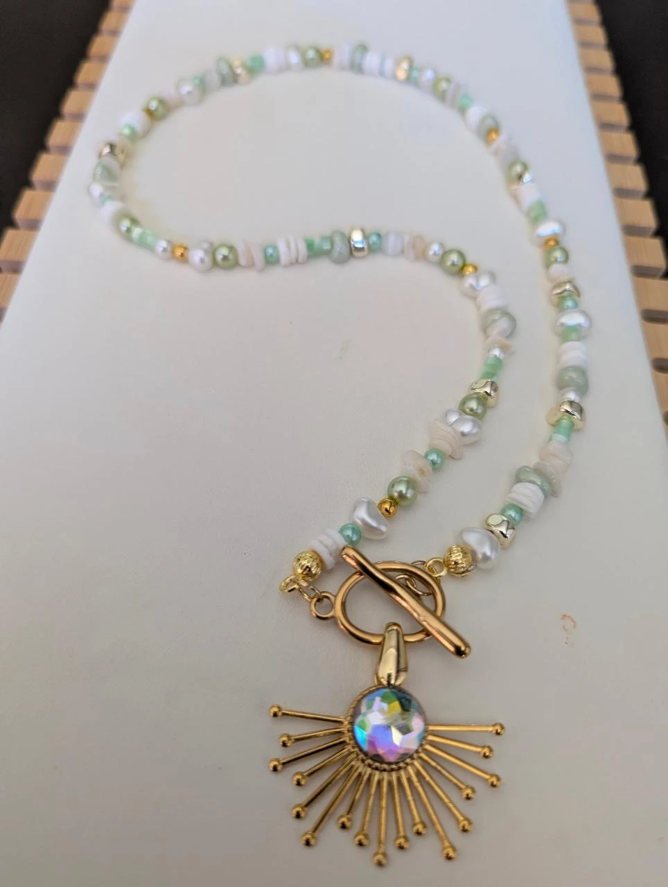collier perles et coquillages blanc et vert tendre PA1181